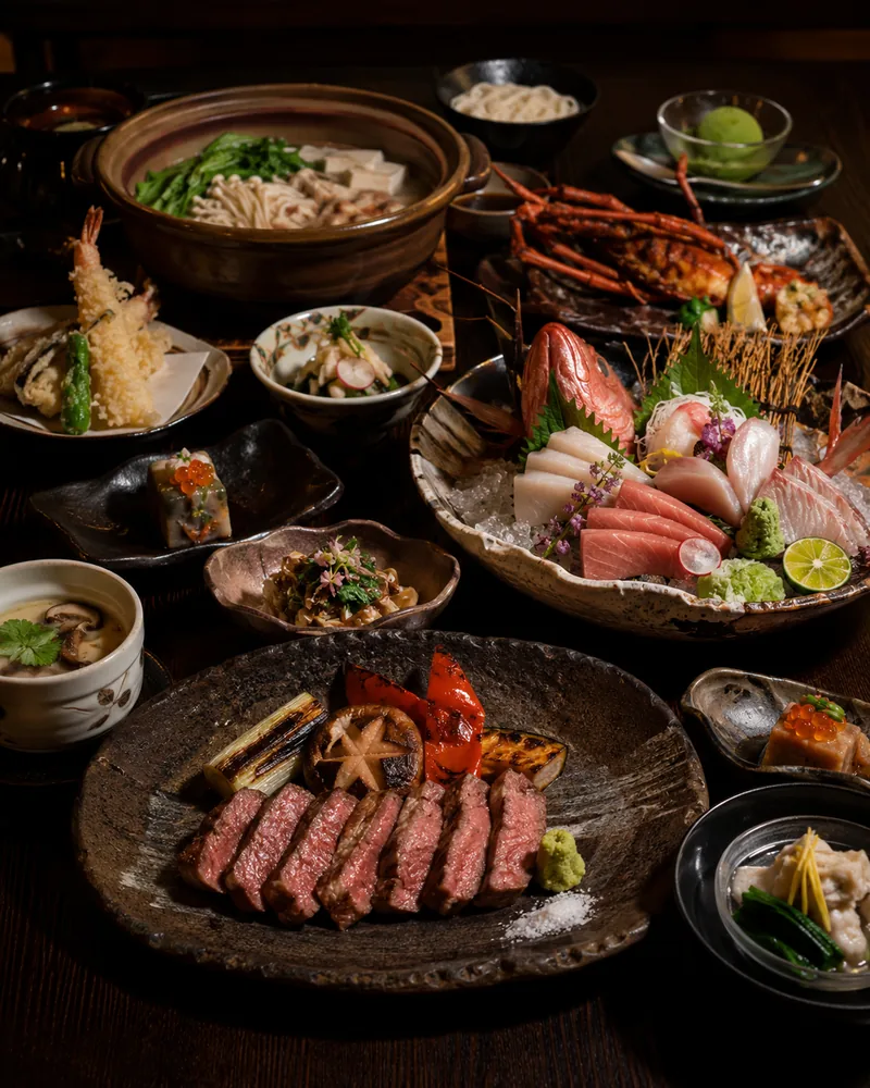 特選 蒼庵コースの一例。和牛の炭火焼きと本日の鮮魚盛り