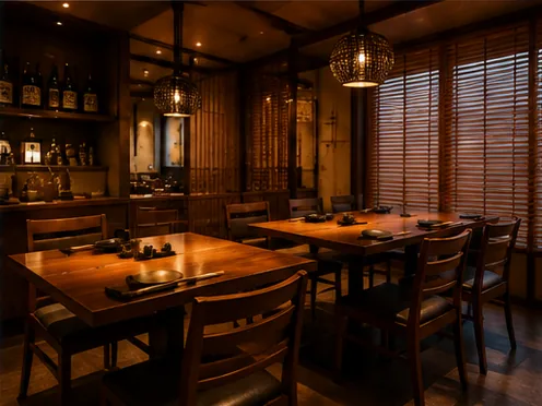 テーブル席。4名掛けのテーブルが並ぶ、カウンター寄りの席